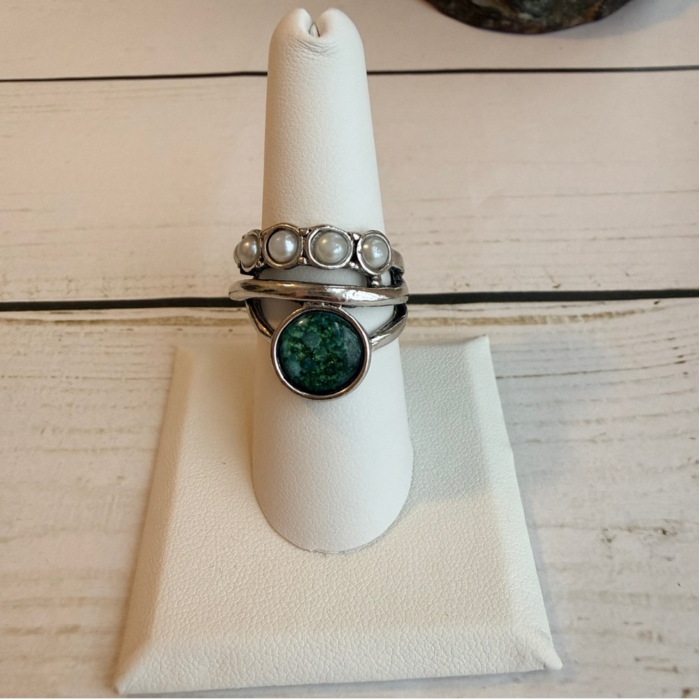 Silver Ring with Green Gemstone - Picture 3 of 5